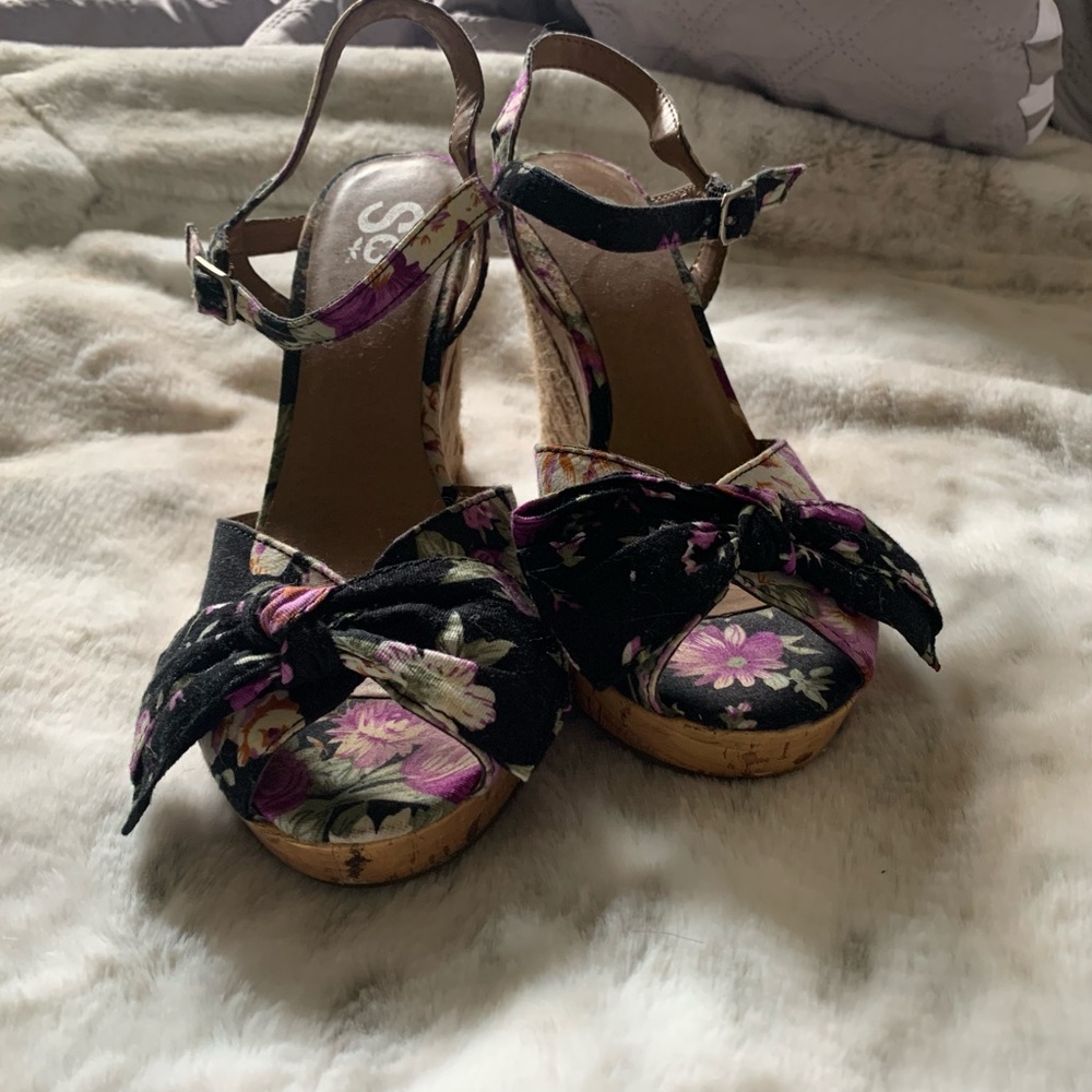 Floral wedges
